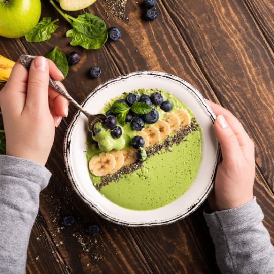Detox Smoothie Bowl with Spinach and Blueberries
